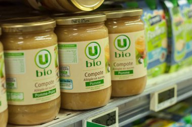 Süper U süpermarkette bardaklarda doğal elma püresi