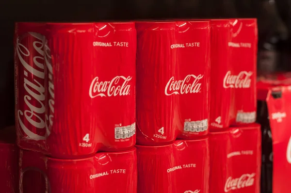 Nærbillede af koka-cola dåse i Super U supermarked - Stock-foto