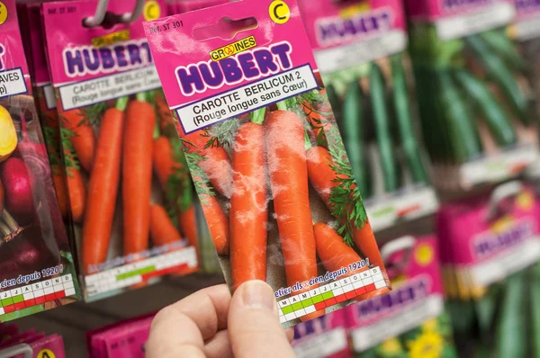 Семена моркови под рукой в супермаркете Super U — стоковое фото