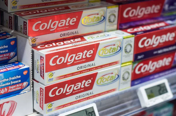 Close-up de pasta de dentes Colgate no supermercado Super U — Fotografia de Stock