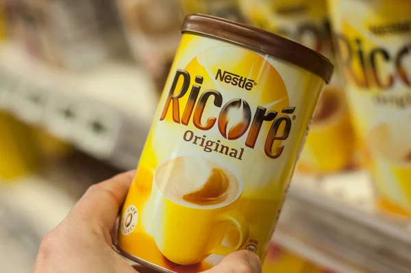 Крупный план бренда Ricore гнездовой коробки растворимого кофе в руке в супермаркете Super U — стоковое фото