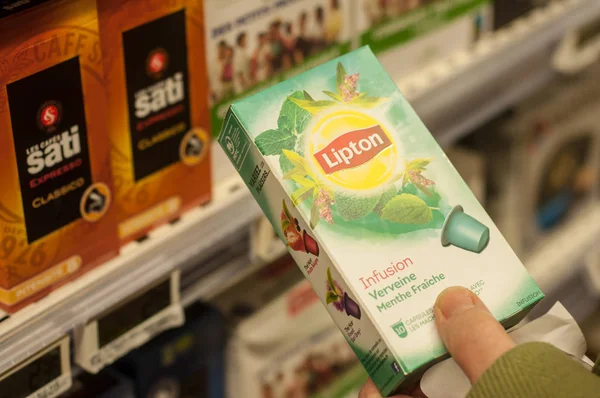 Крупный план бренда липтона чайной дозы в супермаркете Super U — стоковое фото