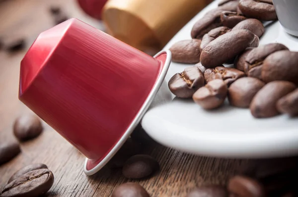 Kleurrijke espresso koffie doses met koffiebonen — Stockfoto