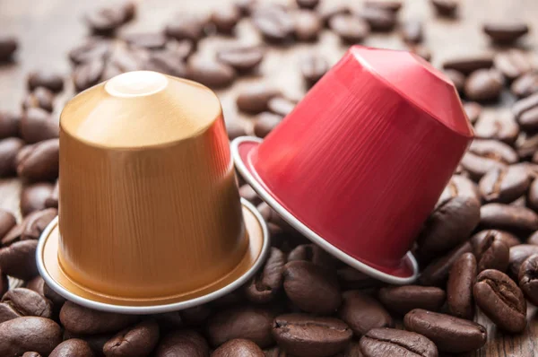 Kleurrijke espresso koffie doses met koffiebonen — Stockfoto