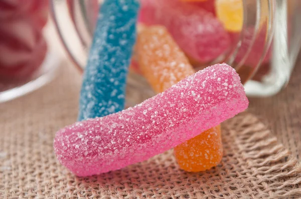 Hagyományos cukorka üvegedénybe hullanak — Stock Fotó