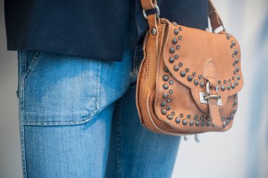  manken üzerinde deri el çantası ve kot pantolon 