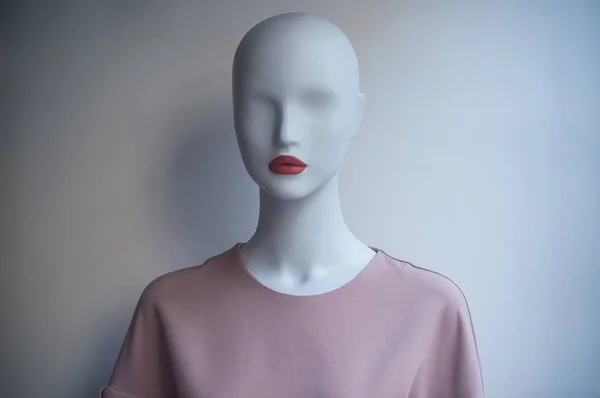 Розовое платье на манекене в модном салоне — стоковое фото