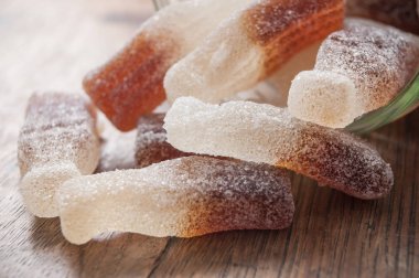  cam kapsayıcıdan düşen cola şekerler