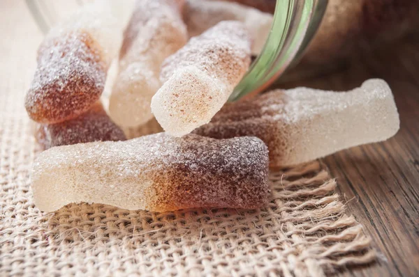 Caramelos de cola que caen del recipiente de vidrio — Foto de Stock