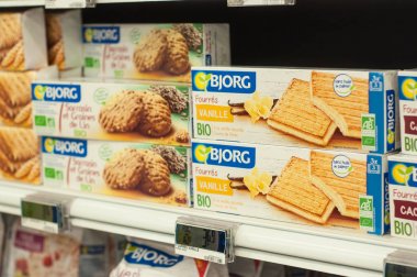 Bjorg marka Cora süpermarkette doğal bisküvi closeup