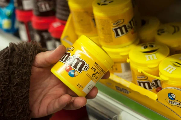 Primo piano di cioccolatini del marchio m & ms in mano al supermercato Cora — Foto Stock