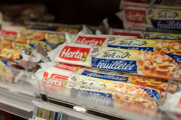 Pasta sfoglia della marca Herta al supermercato Cora — Foto Stock