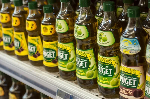 Выравнивание бутылок оливкового масла от Puget Brand в супермаркете Cora — стоковое фото