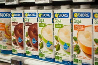 Organik soya sütü Cora süpermarkette Bjorg markadan şişe closeup