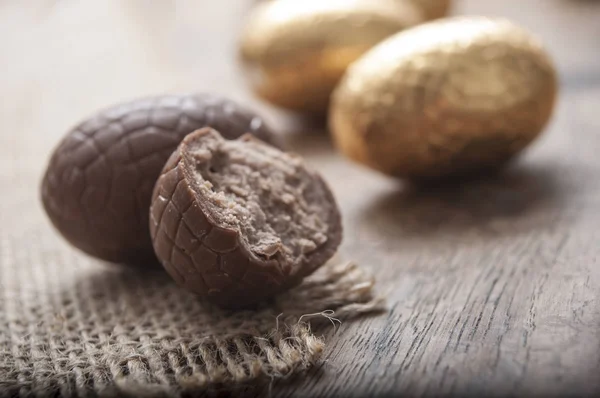 Huevos de Pascua de chocolate sobre fondo de mesa de madera — Foto de Stock