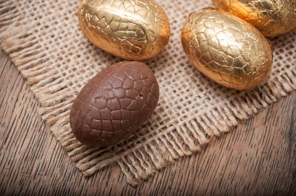 Chocolade paaseieren op houten tafel achtergrond — Stockfoto