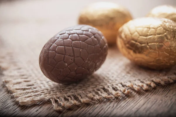 Chocolade paaseieren op houten tafel achtergrond — Stockfoto