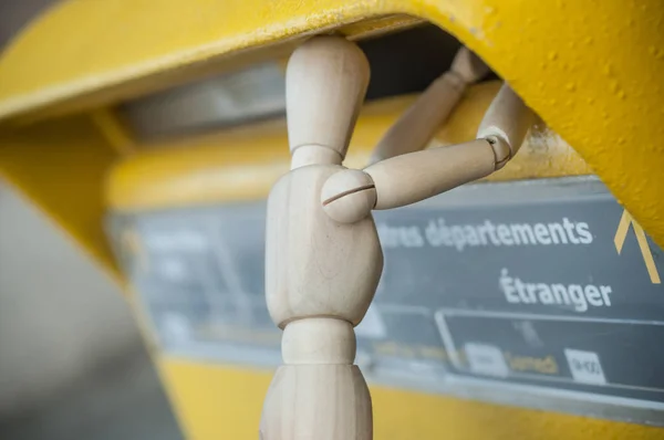 Holzfigur am Briefkasten im Freien - Konzept Post — Stockfoto
