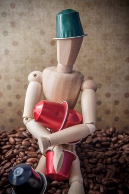  kahve espresso kapsül Arms ile ahşap kukla 