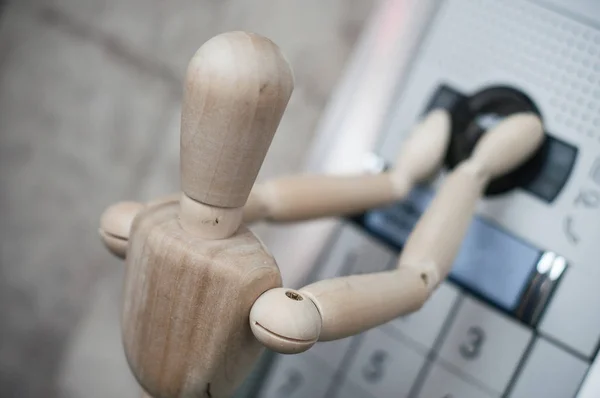 Holzpuppe und Inerphone mit Kamera - Sicherheitskonzept — Stockfoto