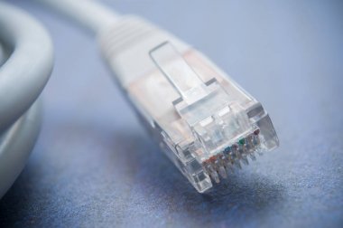  Ethernet Rj45 beyaz ağ kablo üzerinde mavi arka plan