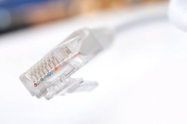 Ethernet Rj45 beyaz ağ kablosu beyaz Resepsiyon arka plan üzerinde