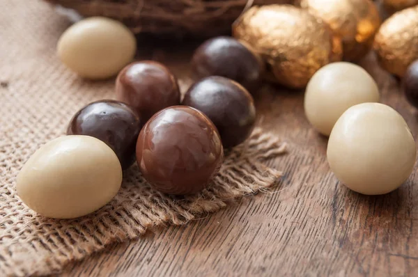 Verschillende chocolade paaseieren op houten achtergrond — Stockfoto