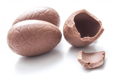 Beyaz arka plan üzerinde kırık çikolata Paskalya yumurtaları