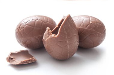  Beyaz arka plan üzerinde kırık çikolata Paskalya yumurtaları