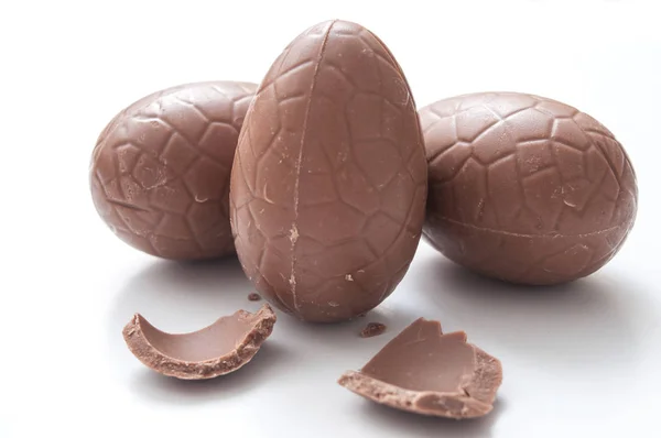 Шоколадні великодні яйця, розбиті на білому тлі — стокове фото