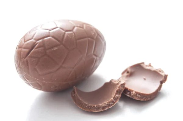 Шоколадні великодні яйця, розбиті на білому тлі — стокове фото