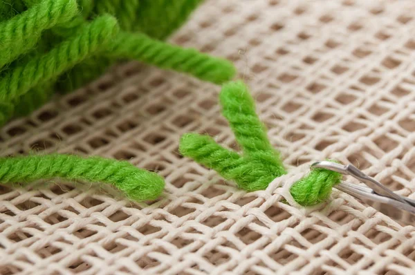 Ocio creativo con alambre de lana verde sobre lienzo — Foto de Stock