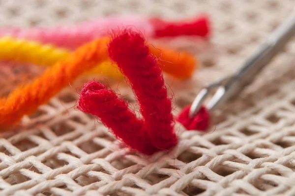 Ocio creativo con alambre de lana de colores sobre lienzo — Foto de Stock