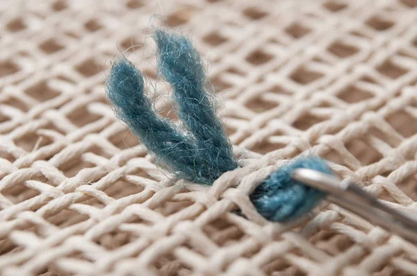 Ocio creativo con alambre de lana azul sobre lienzo — Foto de Stock