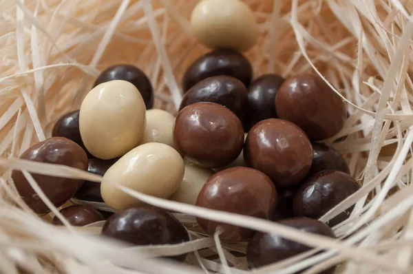 Huevos de chocolate de Pascua en un nido —  Fotos de Stock
