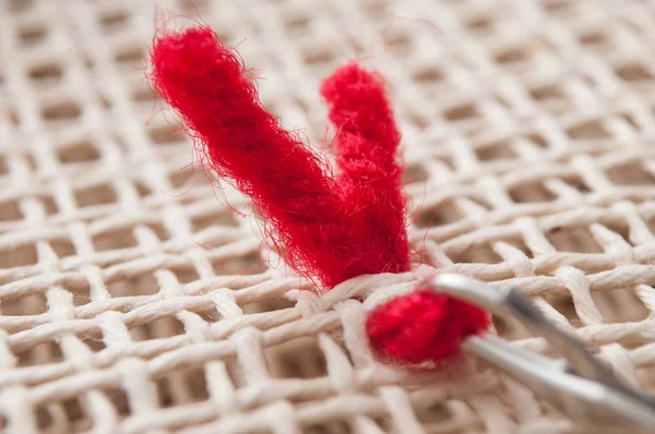 Ocio creativo con alambre de lana roja sobre lienzo — Foto de Stock