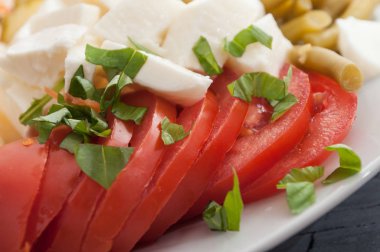 domates ve Mozzarella salatası