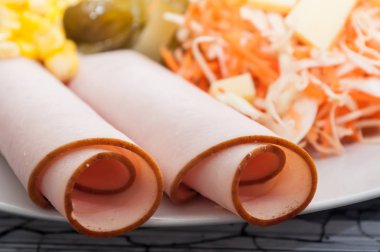  Türkiye taze sebze ve bir tabak içinde dilimlenmiş