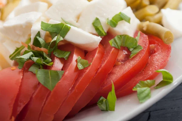 Rajčaty a mozzarellou v salátu — Stock fotografie
