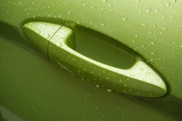 绿色汽车手柄上的雨滴 — 图库照片
