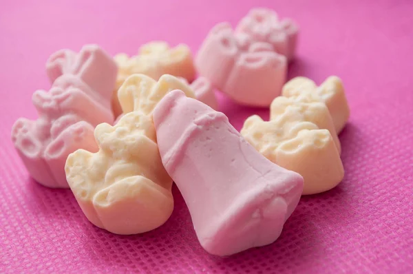 Пасхальные конфеты в форме колокола и кролика — стоковое фото
