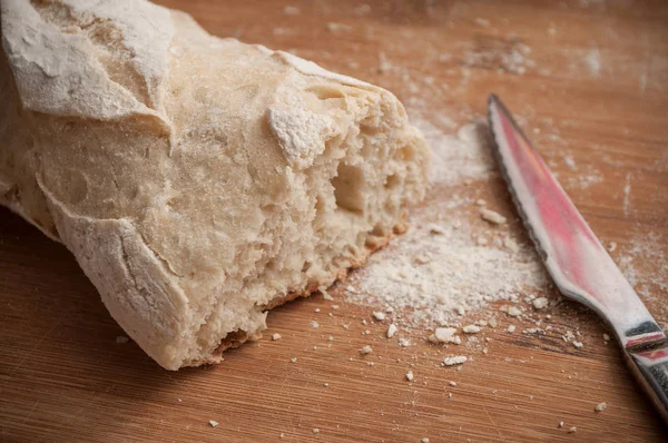 Primo piano del pane tradizionale sul tagliere di legno in bambù t — Foto Stock