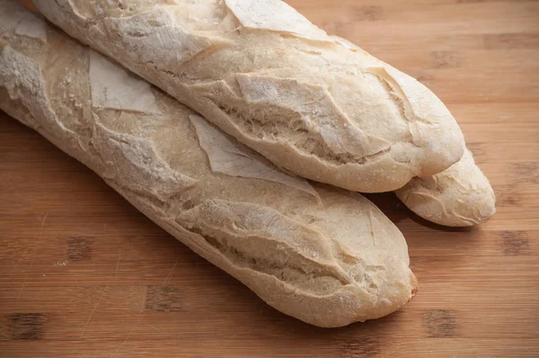 Nahaufnahme von traditionellem Brot auf einem hölzernen Schneidebrett aus Bambus — Stockfoto