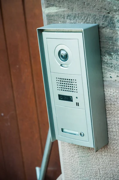 Video-Gegensprechanlage im Eingangsbereich eines Gebäudes — Stockfoto