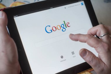Google Ana sayfa arama tablet web sitesinin kadın closeup eller
