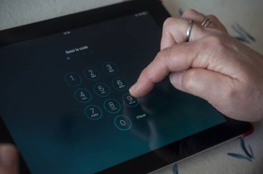 Tablet kimlik kodu sayfasında kadın closeup eller