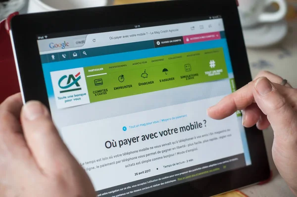 Close-up van vrouw handen op de credit agricole home page van de website op Tablet PC — Stockfoto