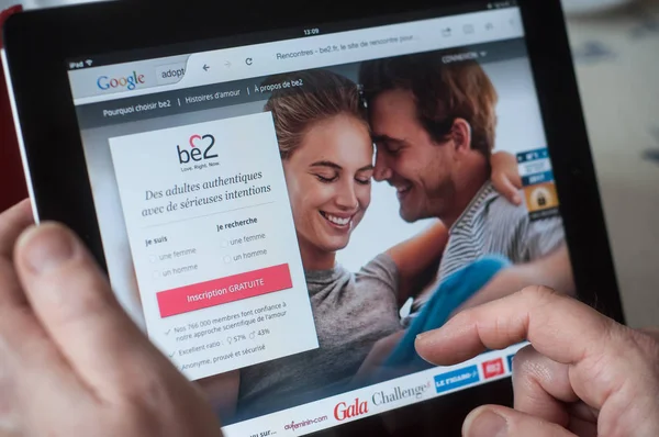 Close-up van de handen van de vrouw op de Be2 dating home page van de website op Tablet PC — Stockfoto