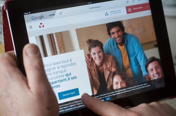 Close-up van vrouw handen op de credit mutuel Franse bank home page van de website op Tablet PC — Stockfoto