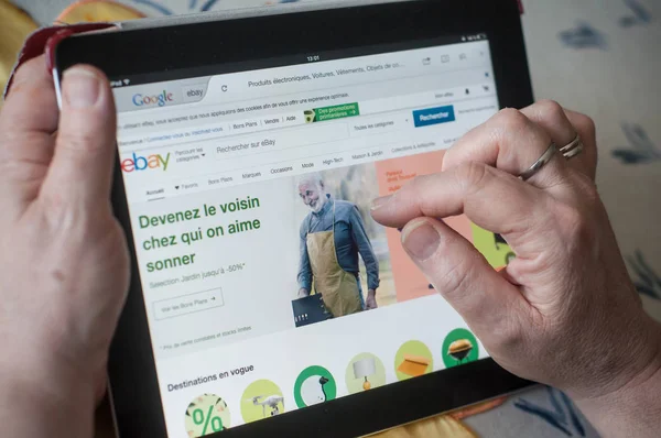 Close-up van vrouw handen op de homepage van Ebay van website op Tablet PC — Stockfoto